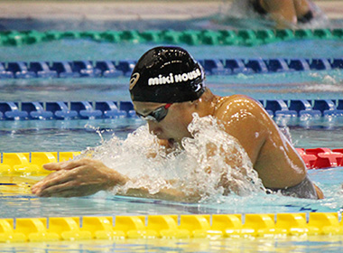 女子50m平泳ぎで優勝した