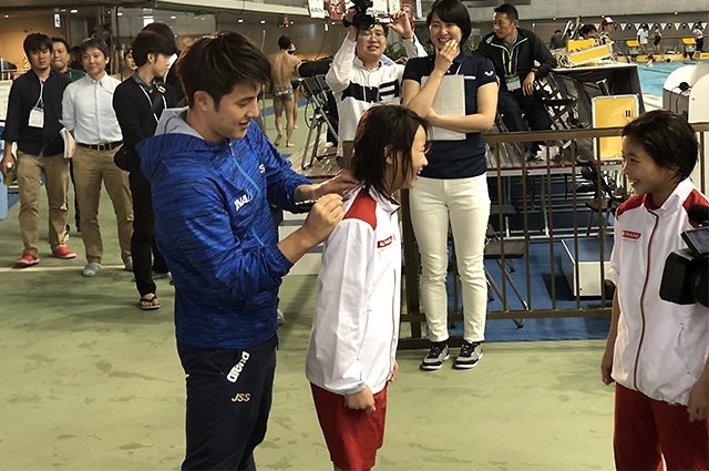 瀬戸大也選手にサインをしてもらう子どもたち