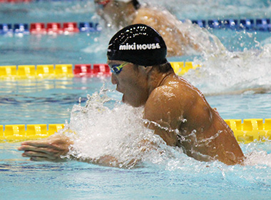 男子50m・100m・200m平泳ぎで優勝し男子最優秀選手に選ばれた　小関也朱篤選手（ミキハウス）