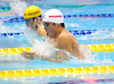 男子200m平泳ぎで大会新記録を樹立した小関也朱篤選手（ミキハウス）