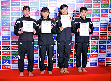 女子200mフリーリレーで日本中学新記録を樹立したダンロップSCチーム