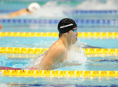 男子50m平泳ぎで、大会新記録で優勝した小関也朱篤選手（ミキハウス）